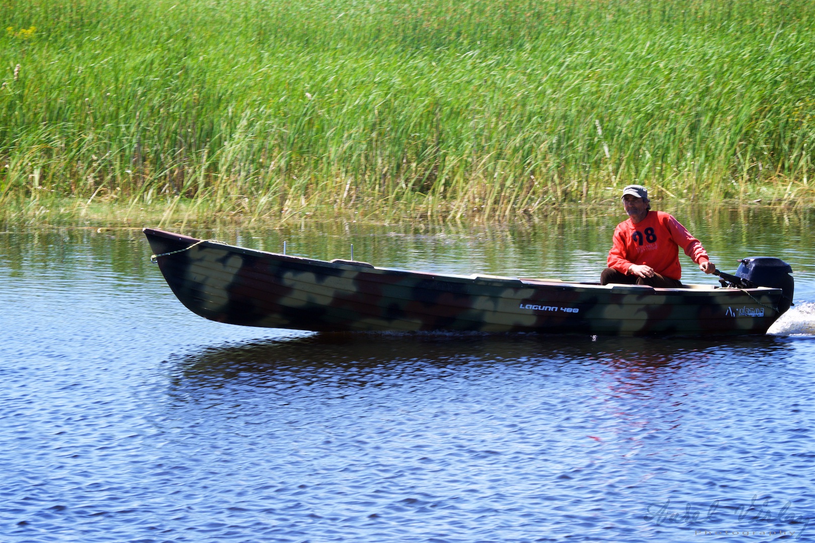 *Lotca* is a specific boat of fisherman in Danube Delta.